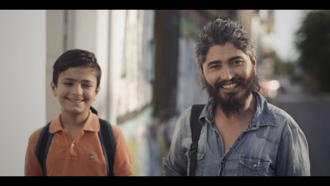 Ένα αγόρι και ένας άνδρας που χαμογελούν